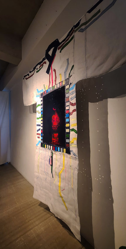 측면 각도에서 빛의 굴절과 레이어가 드러난 '디지털과 아날로그의 경계'